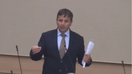 Kad bih ja bio pašče kao vi prema meni: Žestok sukob Vukanovića sa poslanicima SDS i Narodnog fronta