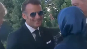 Diplomatski protokol ili kulturna razlika: Makron doživio blam pred Erdoganom i njegovom suprugom (VIDEO) 