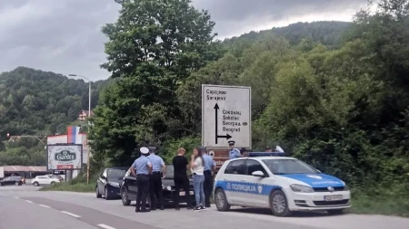 I danas se nastavlja drama kod Pala: Muškarac se popeo na drvo i odbija da siđe