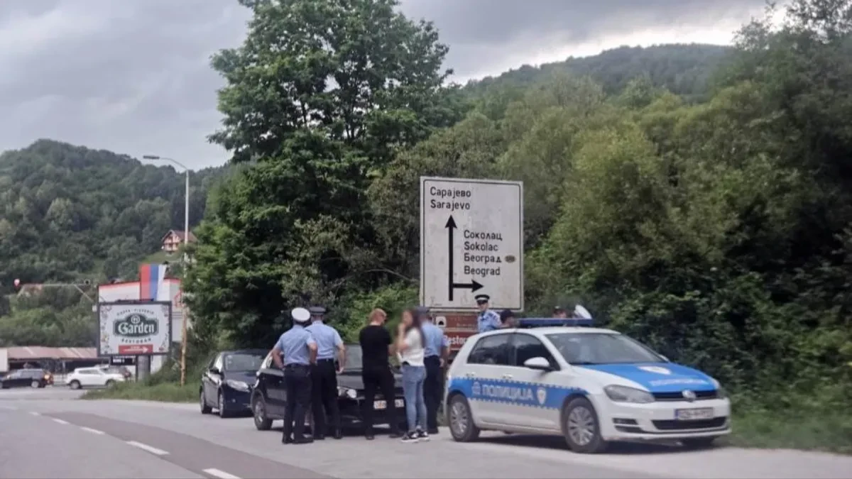 I danas se nastavlja drama kod Pala: Muškarac se popeo na drvo i odbija da siđe