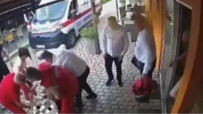 Snimak zgrozio region: Suspendovani radnici Hitne kojima je žena ispala sa nosila