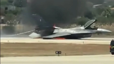 Uzbuna na Zakintosu: Borbeni avion sletio na jedan od najprometnijih aerodroma, pa se zapalio (VIDEO)
