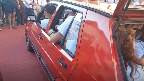 Oboren nesvakidašnji rekord u Sanskom Mostu: Čak 20 osoba stalo u Golf 2 (VIDEO)