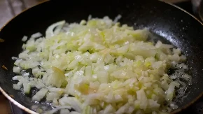 Čuveni kuvar ovako dinsta luk: Sočan, a bez mirisa po stanu