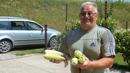 Dobričina Ranko Barać vodi računa o svojim komšinicama: Dijelio im kukuruze pečenjake