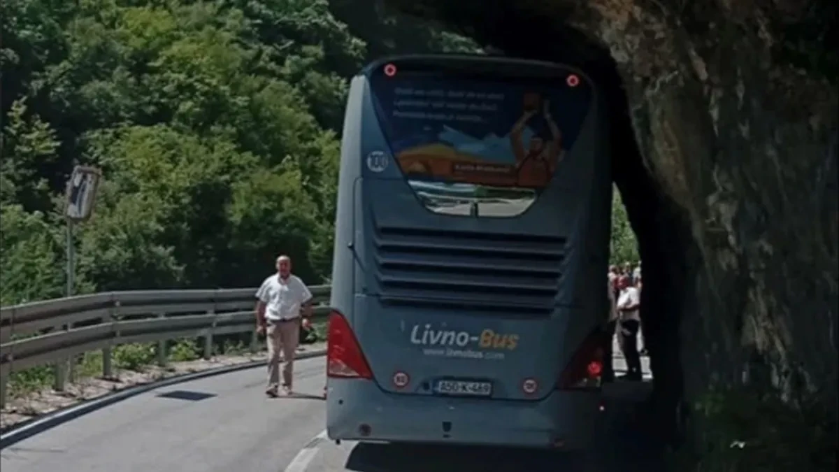 Autobus se zaglavio u kanjonu kod Banjaluke