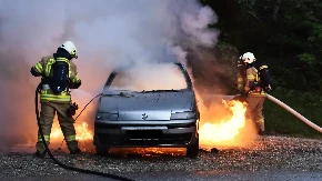 Iz ugla vatrogasaca: Šta uraditi ako vam se automobil zapali?