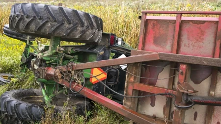 Tragedija kod Gacka: Jedna osoba poginula u prevrtanju traktora