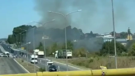Požar kod prijedorske petlje u Banjaluci, stigli vatrogasci