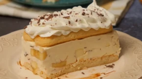 Gotovo za tren oka! Osvježavajući kolač bez pečenja sa bananicama koji će vas raspametiti