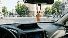 Da li je grijeh držati krst na retrovizoru automobila?