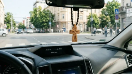 Da li je grijeh držati krst na retrovizoru automobila?