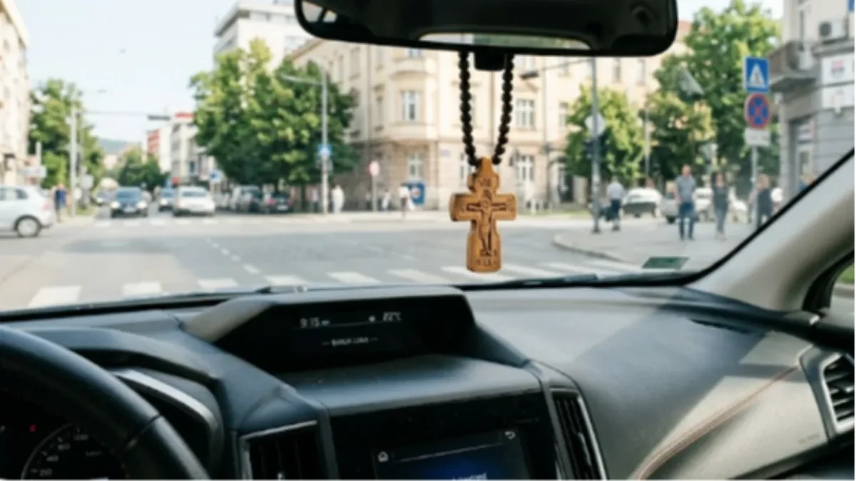 Da li je grijeh držati krst na retrovizoru automobila?