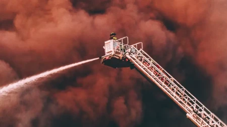 Drama na grčkom ostrvu: Izbio šumski požar, u gašenje uključeni avioni i helikopter (VIDEO)