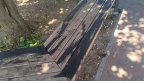Sramota u Banjaluci! Vandali uništili klupe kod "Pentagon" zgrada motornim uljem