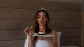 Milica Pavlović proslavila 35. rođendan: Uz krunu i tortu društvo joj pravila ljubimica Ru