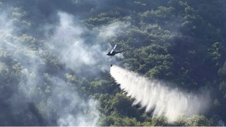 Helikopter OS BiH obustavio gašenje požara kod Jajca zbog opasnosti od mina