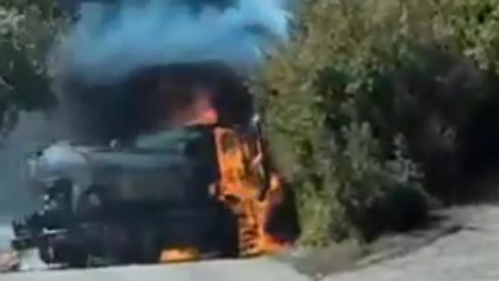 Drama kod Mostara: Motocikl se sudario sa vatrogasnim vozilom, oba vozila planula