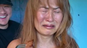 Poznata veganka nakon 14 godina pojela meso pred kamerama i briznula u plač (VIDEO)
