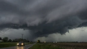 Snažna oluja odnijela tri života, milioni potrošača bez struje