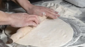 Pekari uvijek rade ovo prije razvlačenja tijesta: Zato kore budu tanke, elastične i ne pucaju