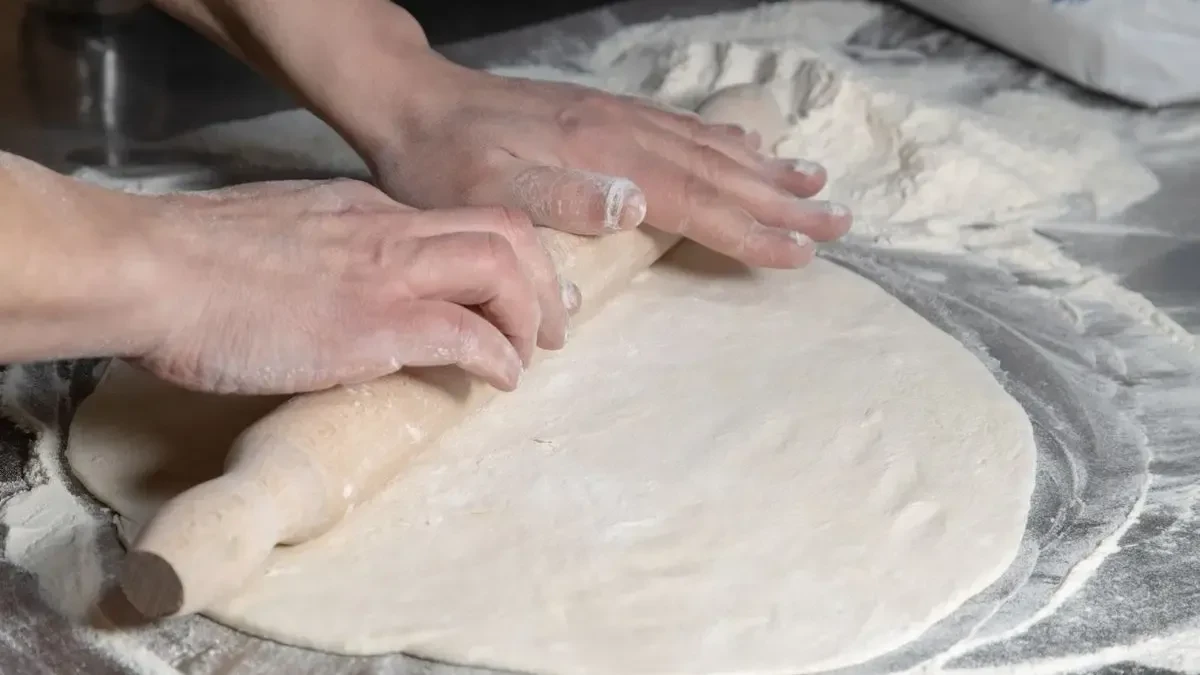 Pekari uvijek rade ovo prije razvlačenja tijesta: Zato kore budu tanke, elastične i ne pucaju