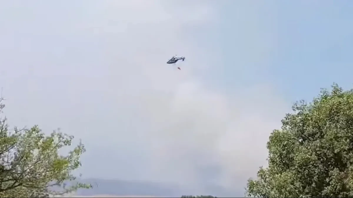 Vanredno u Nevesinju: Helikopter Uprave za vazduhoplovstvo gasi požar (VIDEO)