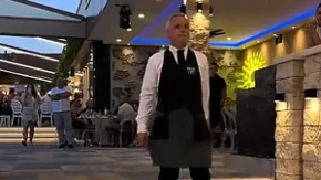 Vlasnik restorana poklonio konobaru automobil: Radnik nije mogao sakriti suze