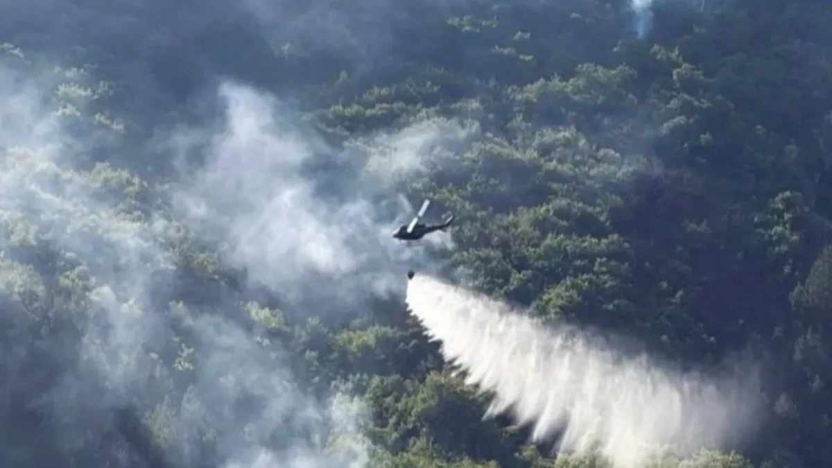 Angažovan i drugi helikopter na gašenju požara na području Konjica