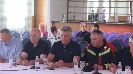 Izgorjelo oko 1.000 hektara u Omišu, Plenković stigao na lice mjesta