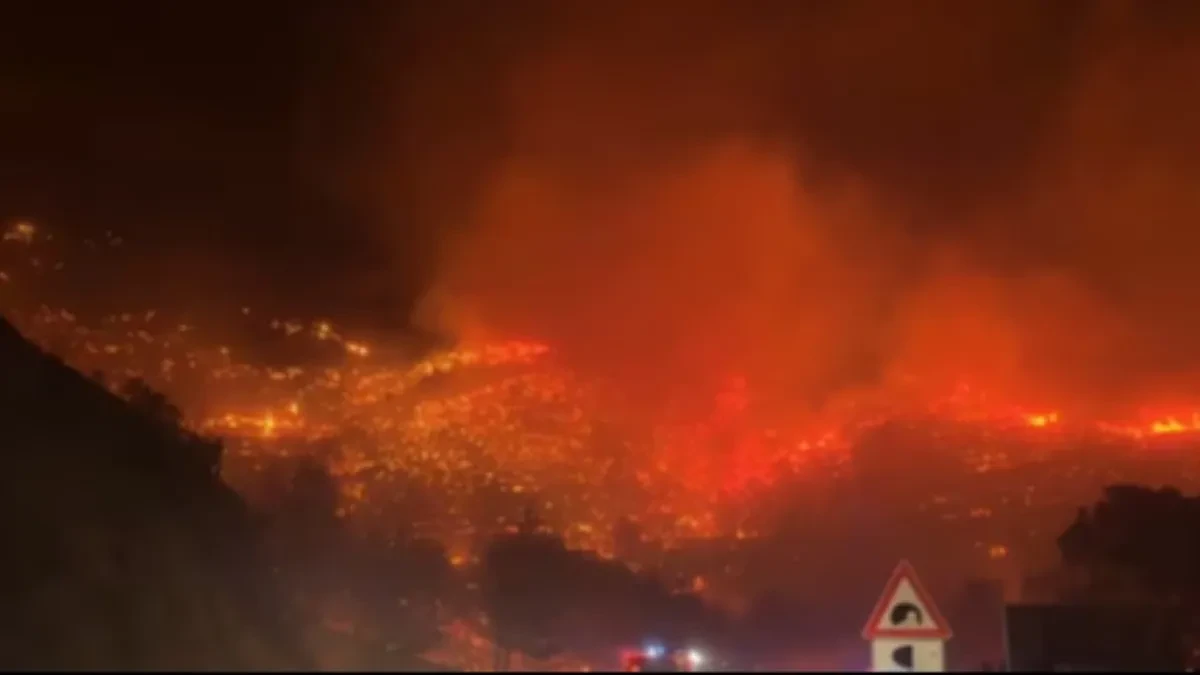 Iz mora kod Omiša tokom noći spašeno skoro 200 ljudi koji su bježali od požara