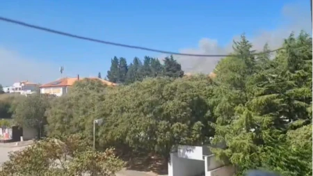 Požar kod Zadra se van kontrole širi: Na teren upućeni Air Tractor i Kanader