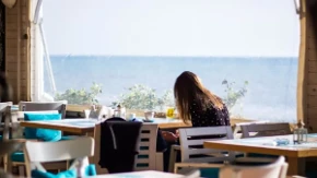 Dva soka, voda i hljeb skoro 80 KM: Račun sa poznatog ostrva izazvao bijes turista