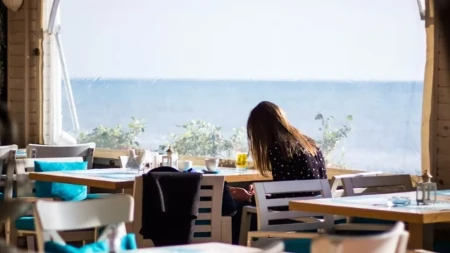 Dva soka, voda i hljeb skoro 80 KM: Račun sa poznatog ostrva izazvao bijes turista