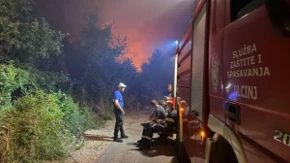 Burno u Crnoj Gori: Vatra gori na više lokacija, avioni i helikopteri u borbi sa stihijom