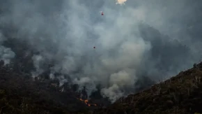 Vatra sa Dinare prešla u Hrvatsku: Požar gase desetine vatrogasaca, kanaderi i pripadnici vojske