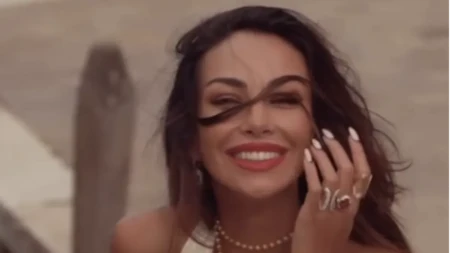 Fatalna Madalina Genea se vratila i odmah pomutila pamet muškarcima: Počastila pratioce serijom od čak 120 fotografija