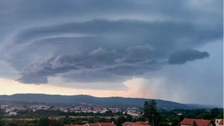 Dolazi nam osvježenje: Nakon vrelog dana sremite se za oluju i grad 