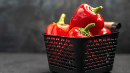 Mučite se sa ljuštenjem paprike za ajvar? Uz ovaj genijalan trik sa kesom kožica spada sama od sebe!