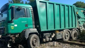 Otkazani svi vozovi: Kamion završio na šinama u Semizovcu