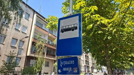 Vožnja javnim prevozom u Banjaluci je "lutrija": Autobuska stajališta bez oznaka i rasporeda vožnje (FOTO)