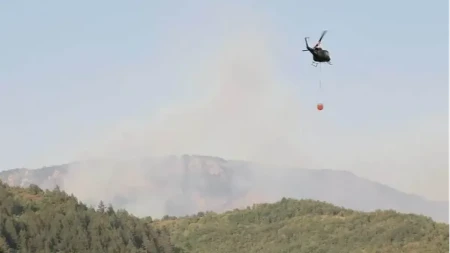 Dva hrvatska kanadera stižu u pomoć: Požar na Dinari još nije ugašen