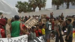 Pakao na plaži! Stotine migranata protestuju u Seuti, spavaju na hladnoći i očajnički traže spas od povratka u Maroko
