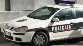 Muškarac nasrnuo na suprugu, pa dobio batine od prolaznika!