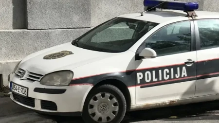Muškarac nasrnuo na suprugu, pa dobio batine od prolaznika!