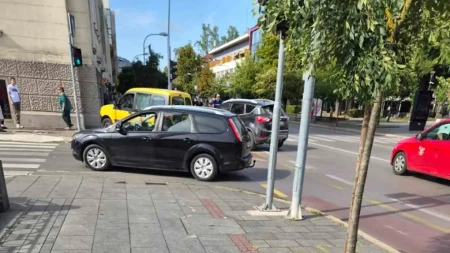 Udes u Banjaluci: Automobilom udario u Gradsku upravu (FOTO)