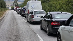 Miniranje puta radi proširenja na Romaniji napravilo dugačke kolone vozila