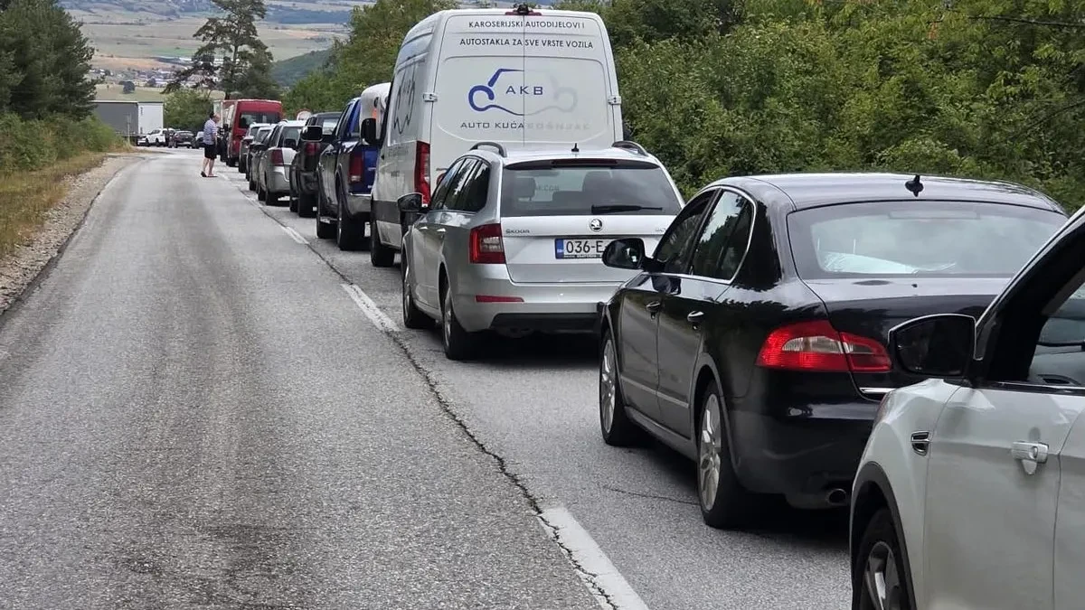 Miniranje puta radi proširenja na Romaniji napravilo dugačke kolone vozila