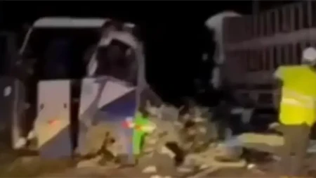 U direktnom sudaru autobusa i kamiona poginulo 21 lice