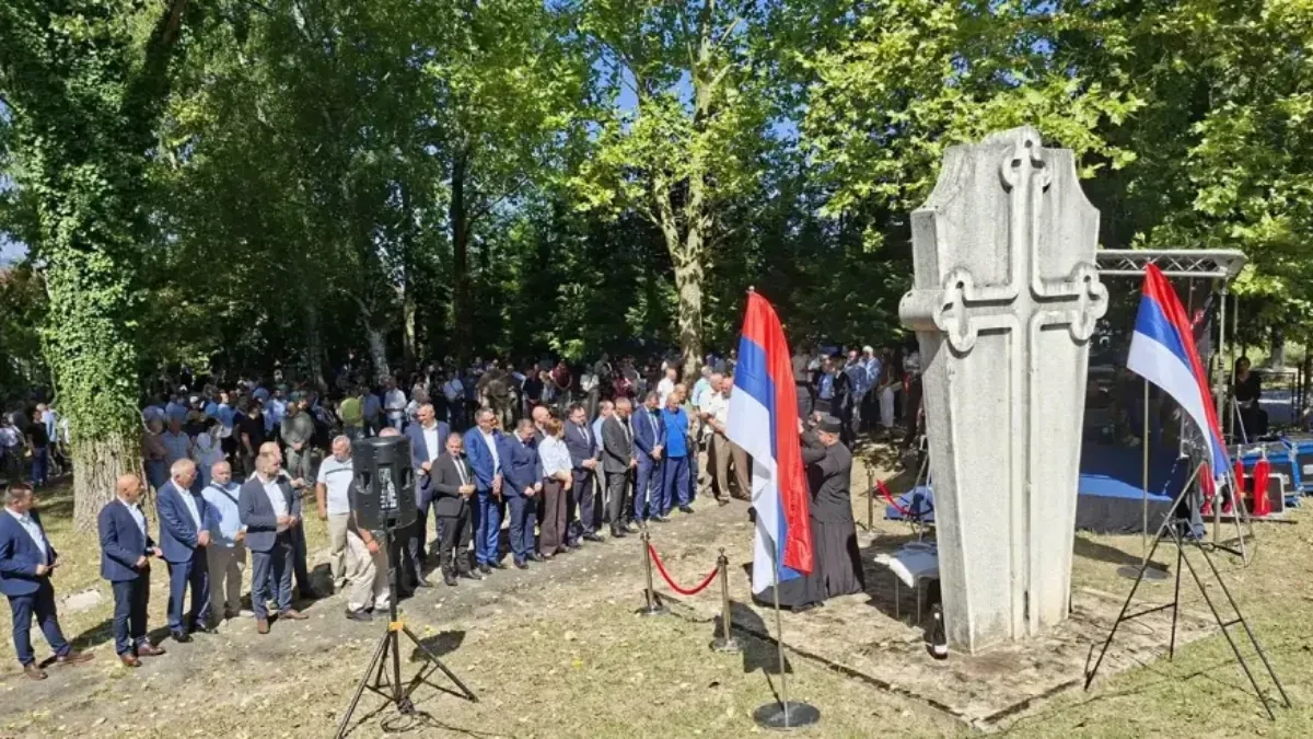 Položeni vijenci i cvijeće na spomenik Srbima i Jevrejima ubijenim u NDH